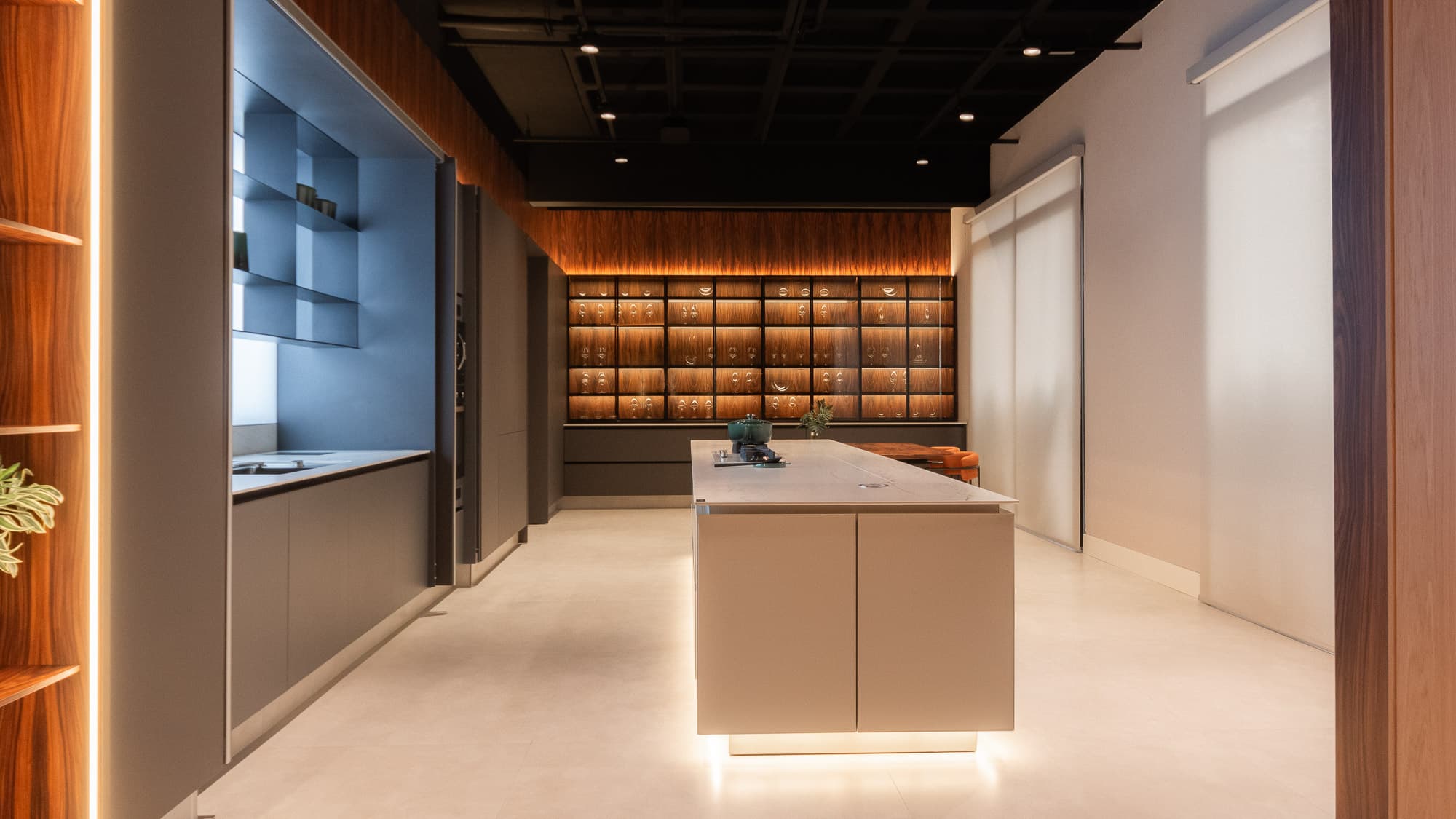 Showroom da Perfeita Luz com cozinha planejada, marcenaria iluminada e ilha central